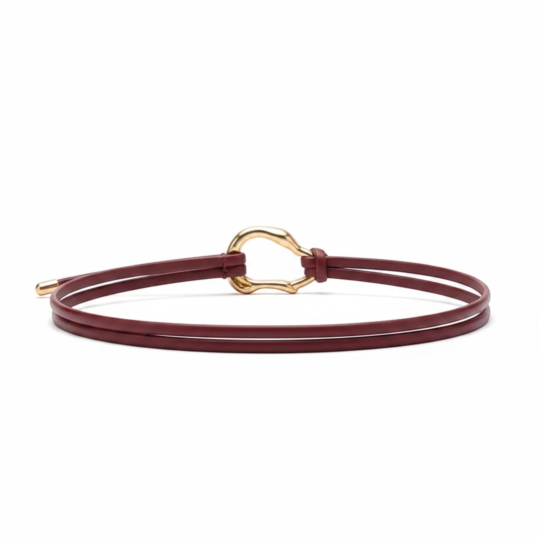 MiRA vinrött knytbälte i veganskt läder med ett elegant guldfärgat dekorativt spänne och smal design.