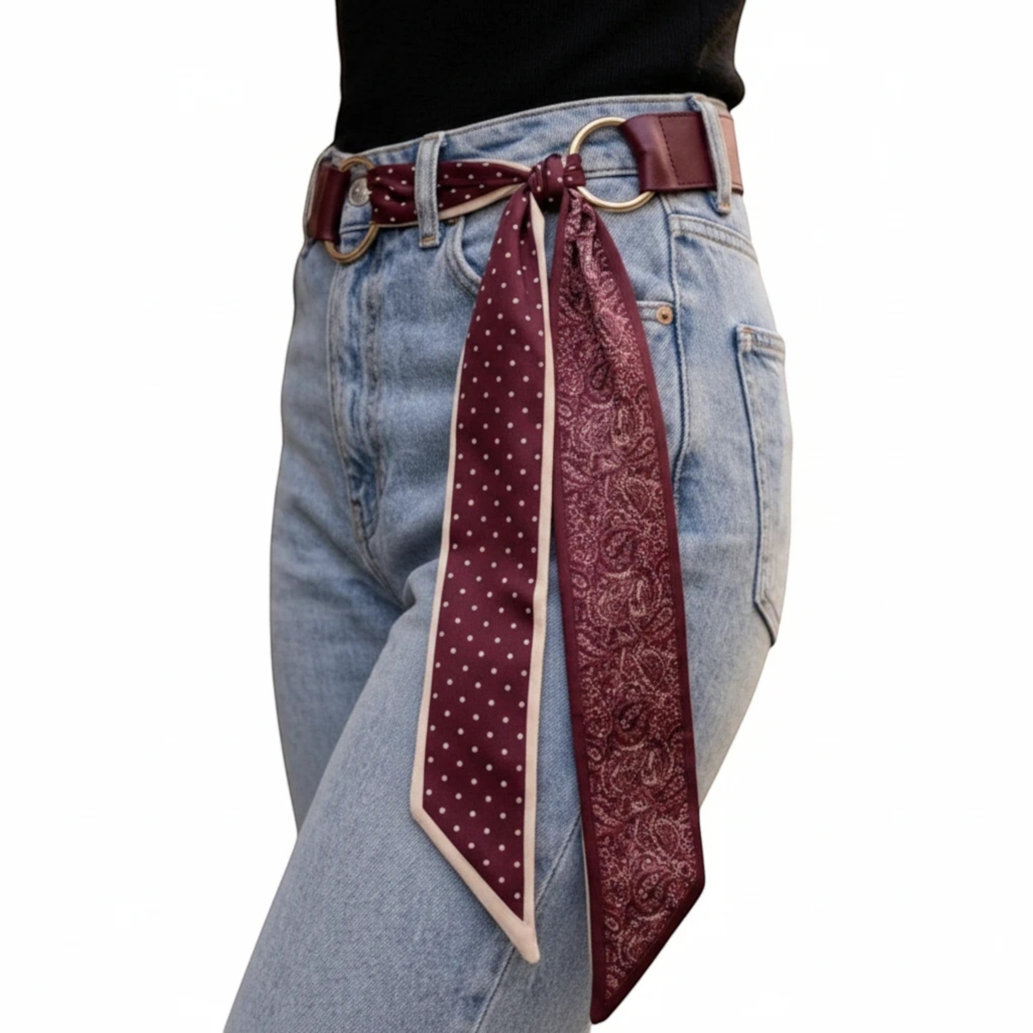 MiRA vinrött scarf-bälte i veganskt läder och polyester med mönstrade band och silverfärgat runt spänne.
