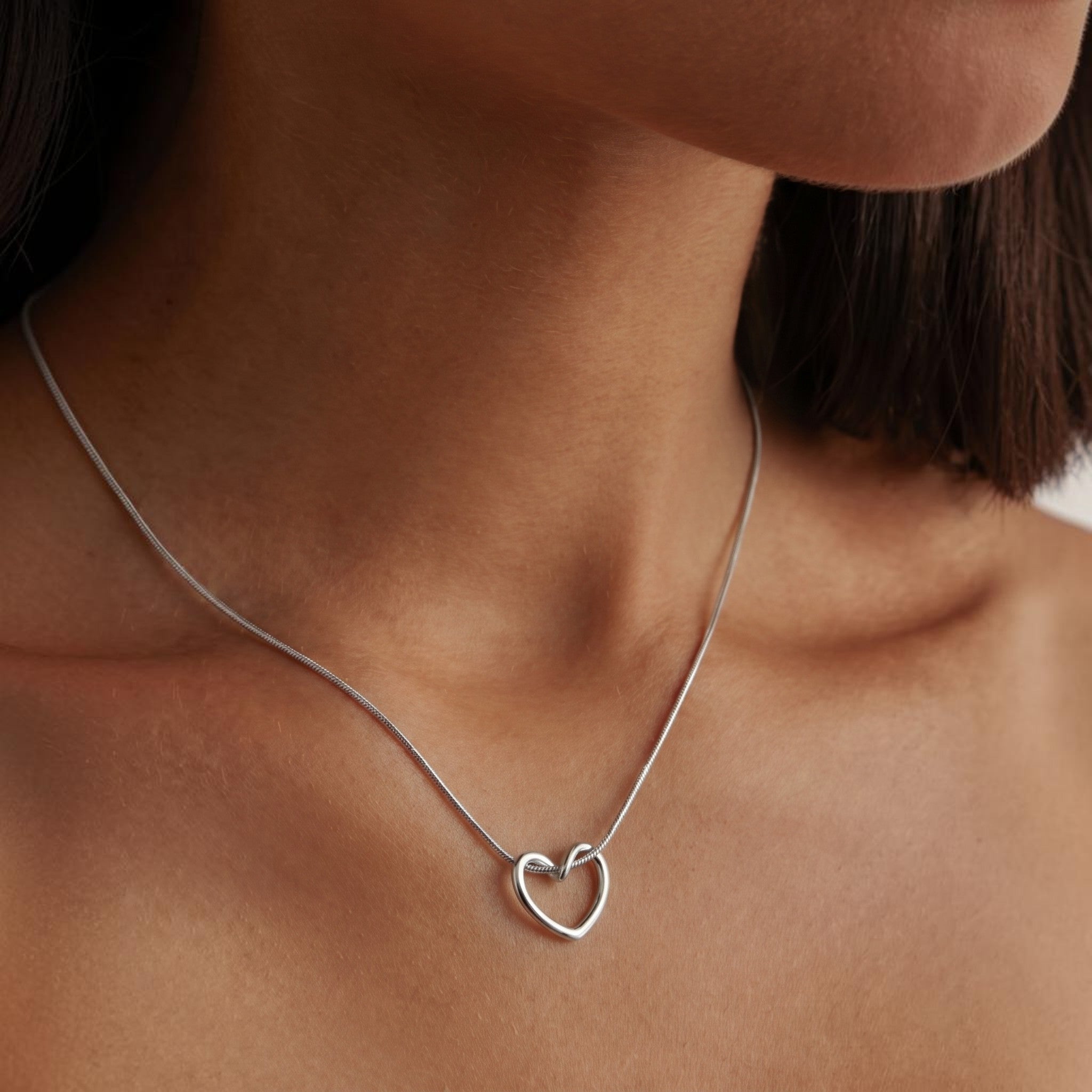 Silver Halsband Med Hjärtformat Hänge