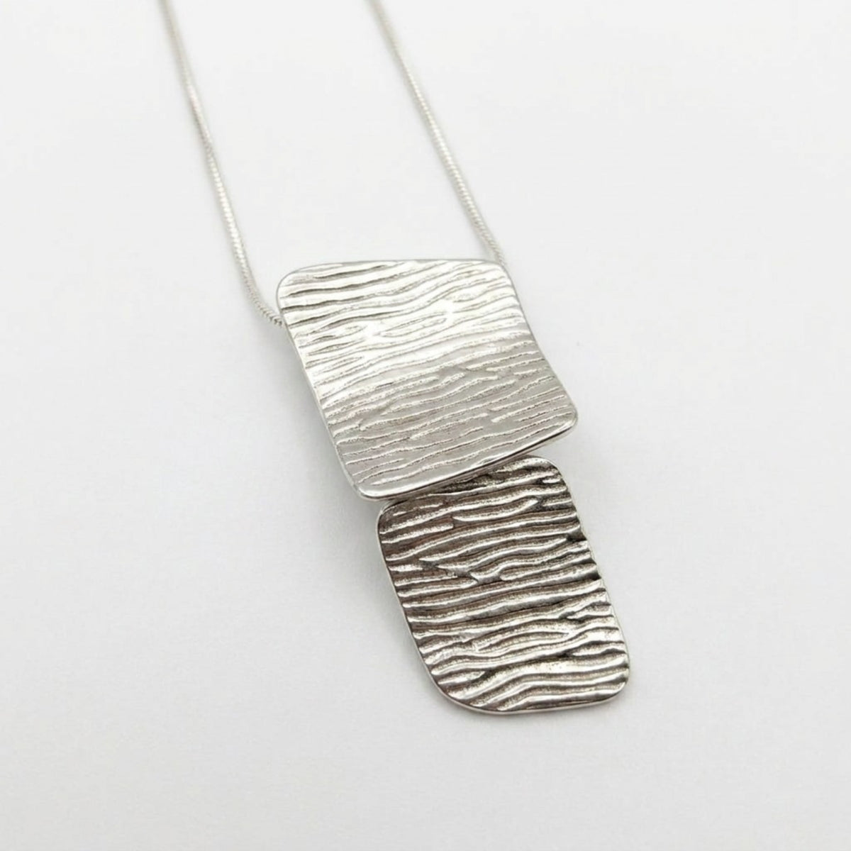 Silver Halsband Med Texturerat Hänge