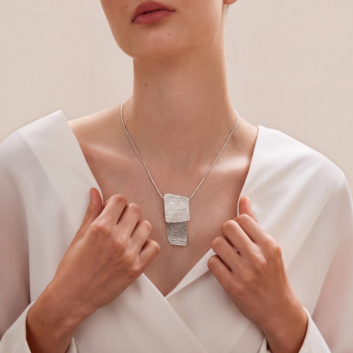 Silver Halsband Med Texturerat Hänge