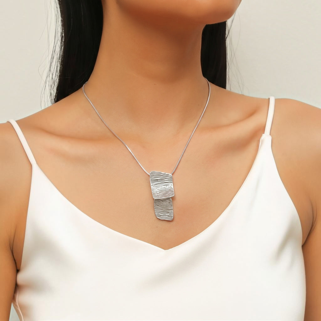Silver Halsband Med Texturerat Hänge