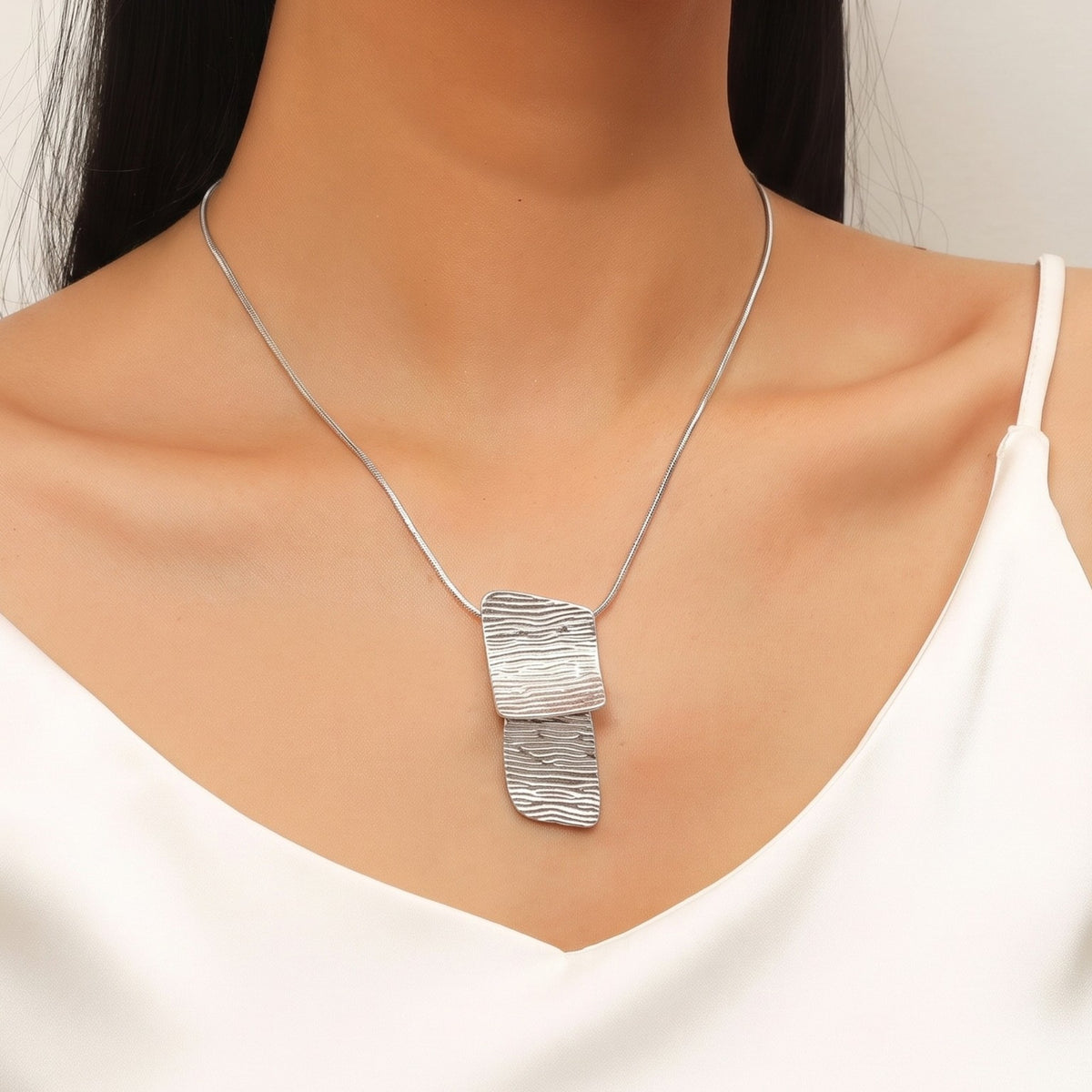 Silver Halsband Med Texturerat Hänge