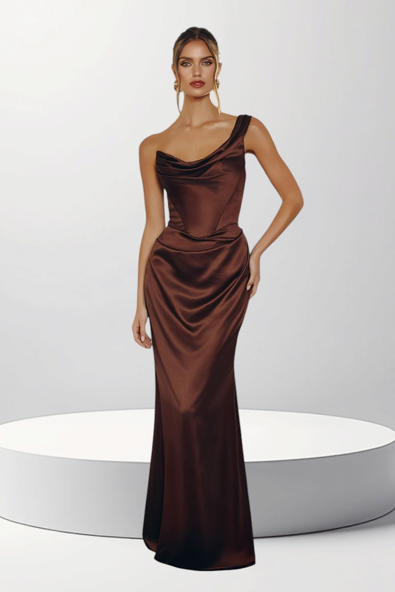 MiRA brun aftonklänning i satin med enaxlad design, draperad midja och sjöjungfrusilhuett för en elegant festlook.
